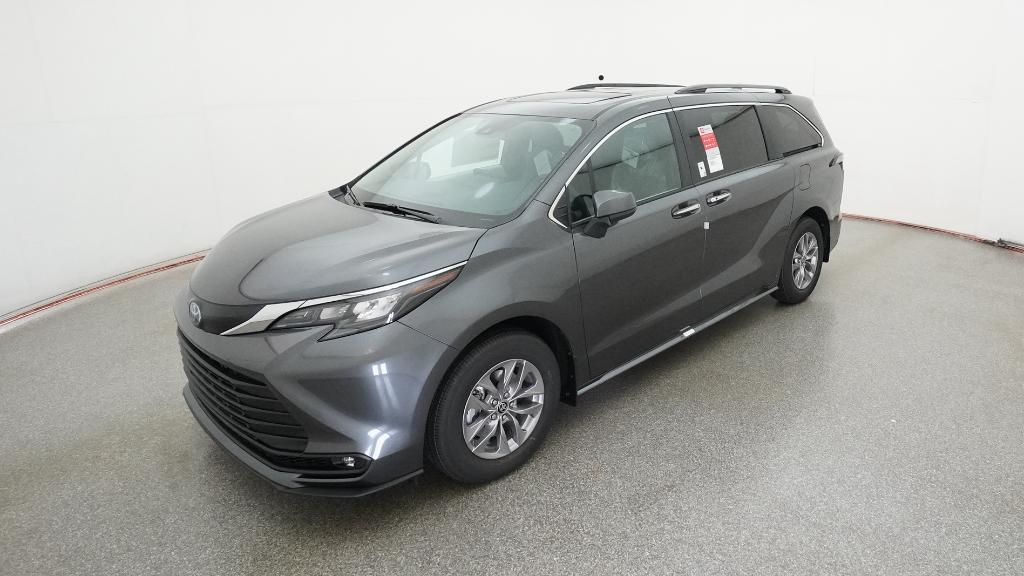 2025 Toyota Sienna XLE's photo