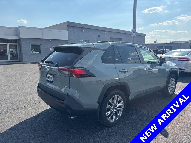 2019 Toyota RAV4 XLE Premium photo 3