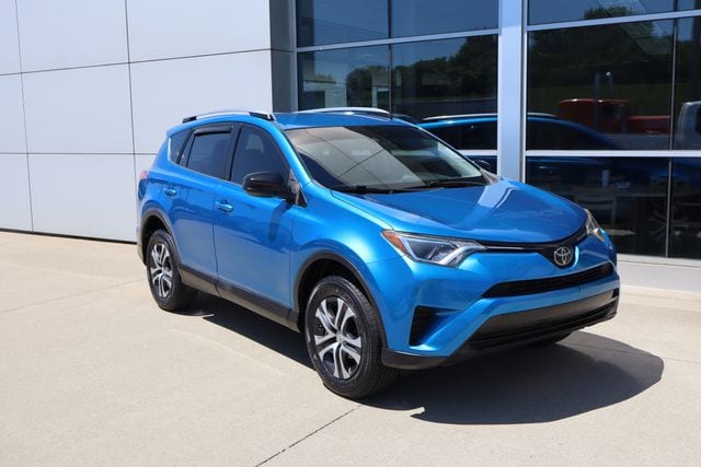 Used 2018 Toyota RAV4 LE with VIN JTMZFREV5JJ734823 for sale in Greendale, IN