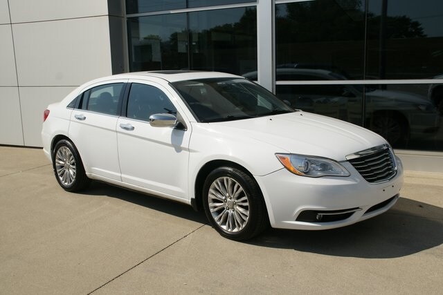 2013 Chrysler 200 Limited photo 2