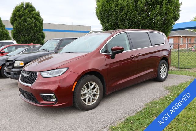 2023 Chrysler Pacifica Touring L's photo