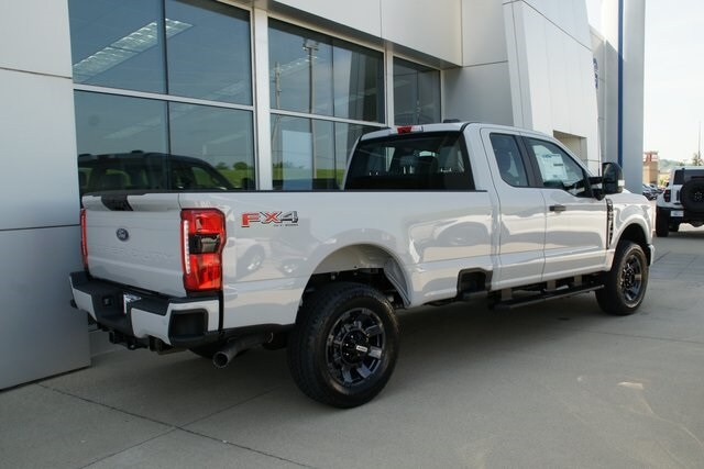2025 Ford F-350 photo 3