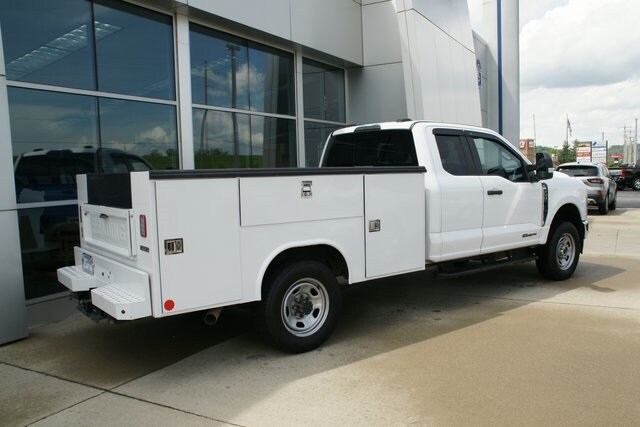 2023 Ford F-350 photo 3