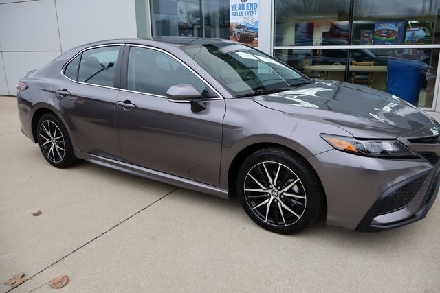 2023 Toyota Camry SE's photo