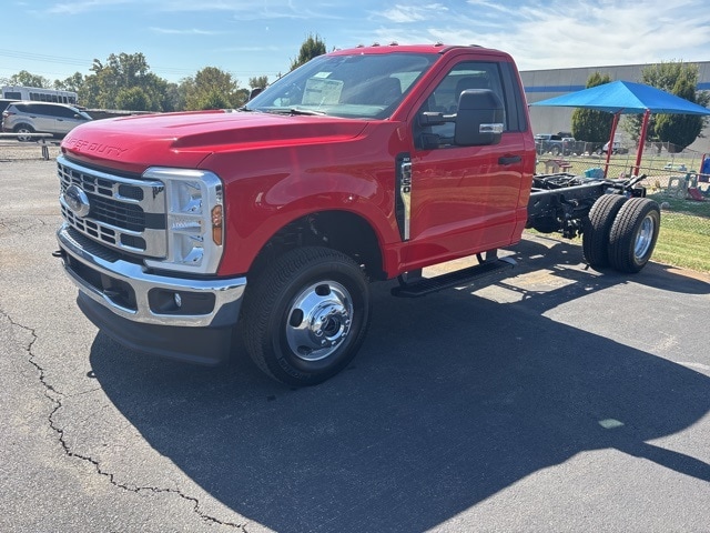 2026 Ford F-350 Super Duty Chassis Cab XLT's photo