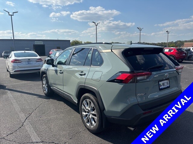 2019 Toyota RAV4 XLE Premium photo 4