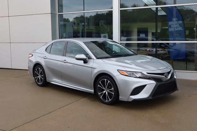 Used 2018 Toyota Camry SE with VIN 4T1B11HK5JU100098 for sale in Greendale, IN