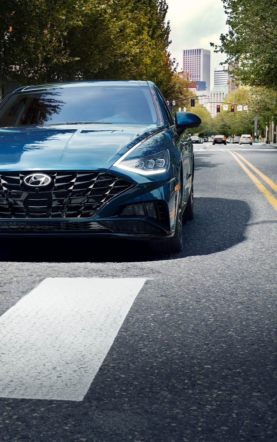 Haddad Hyundai Dealership near Great Barrington, MA | Blue 2022 Hyundai Sonata stopped at a red light in the street