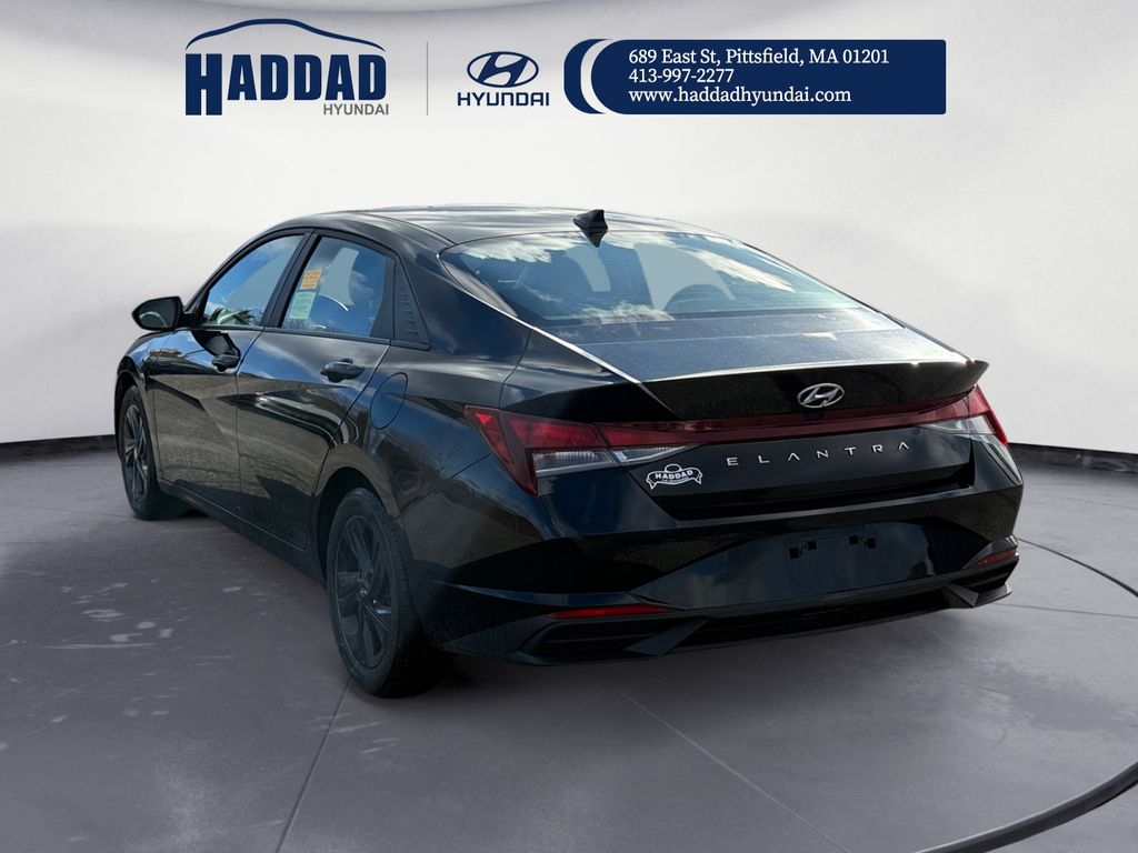 2023 Hyundai Elantra SEL photo 2