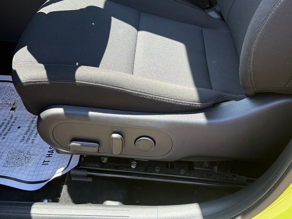 2025 Hyundai Kona SEL - Photo 17