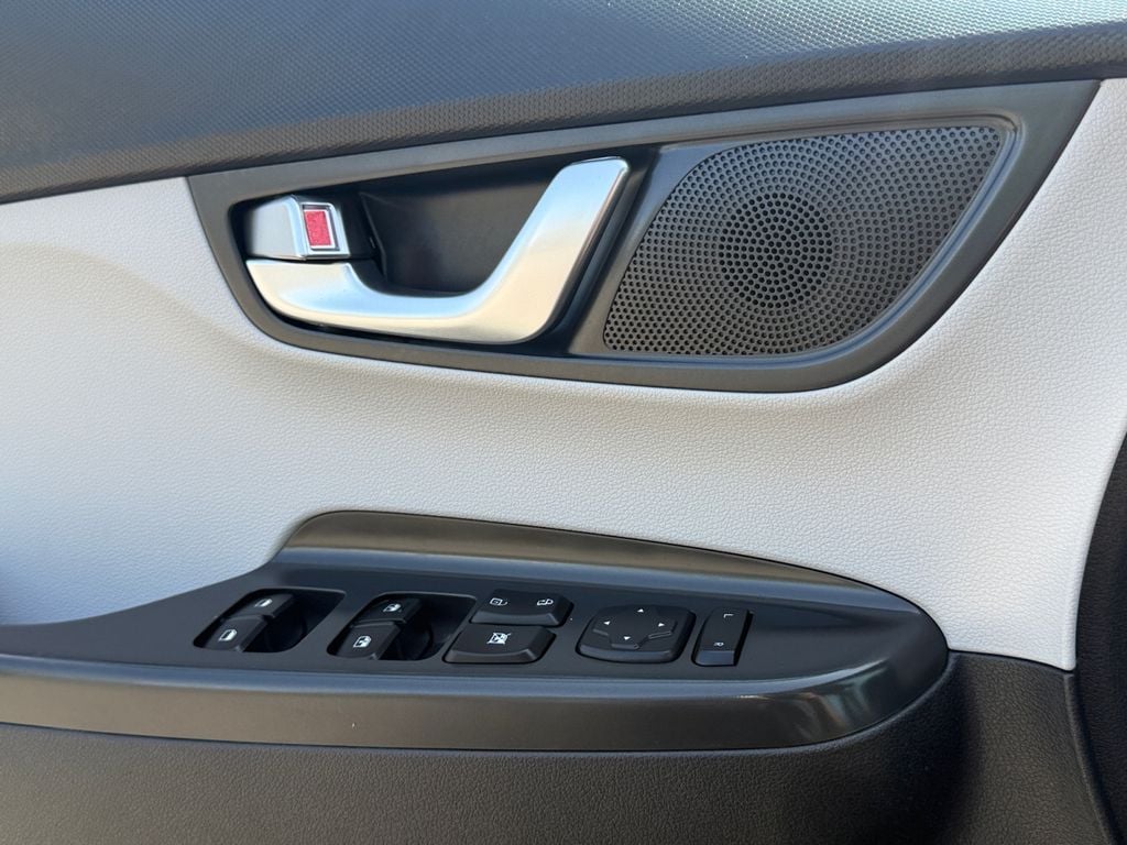 2023 Hyundai Kona SEL - Photo 18