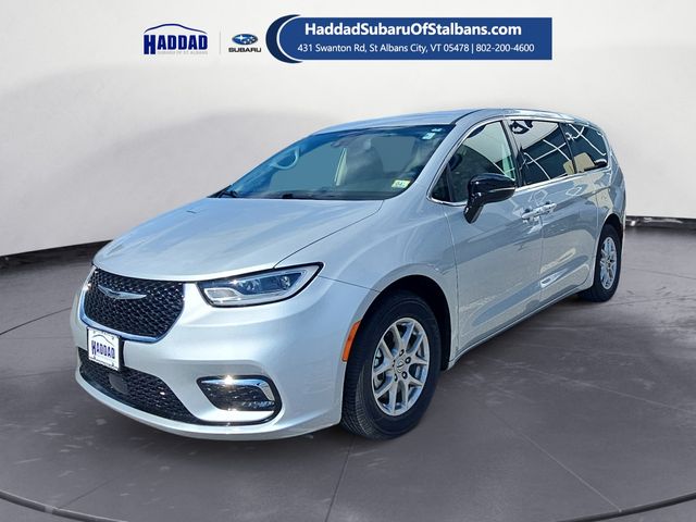 2024 Chrysler Pacifica Touring L's photo