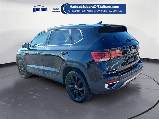 2022 Volkswagen Taos SE photo 2
