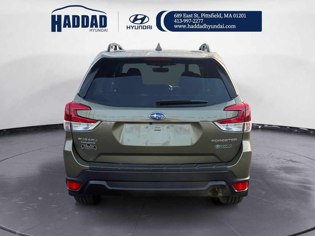 2022 Subaru Forester Premium photo 2