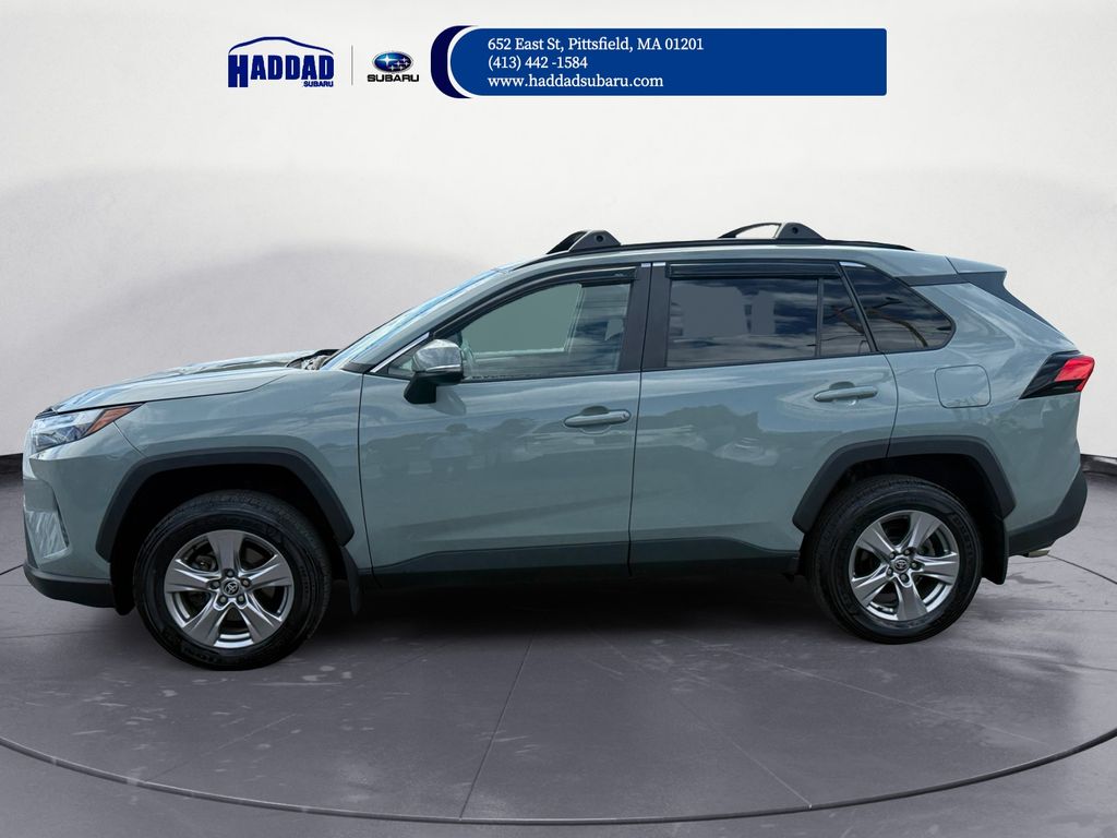 2022 Toyota RAV4 XLE photo 2