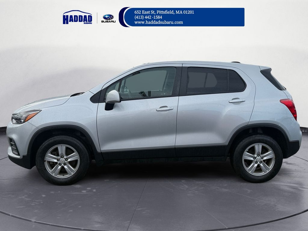 2022 Chevrolet Trax LS photo 2