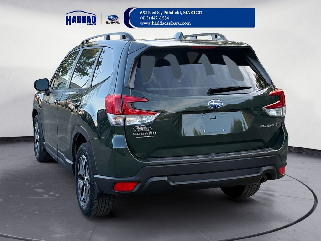 2022 Subaru Forester Premium photo 2