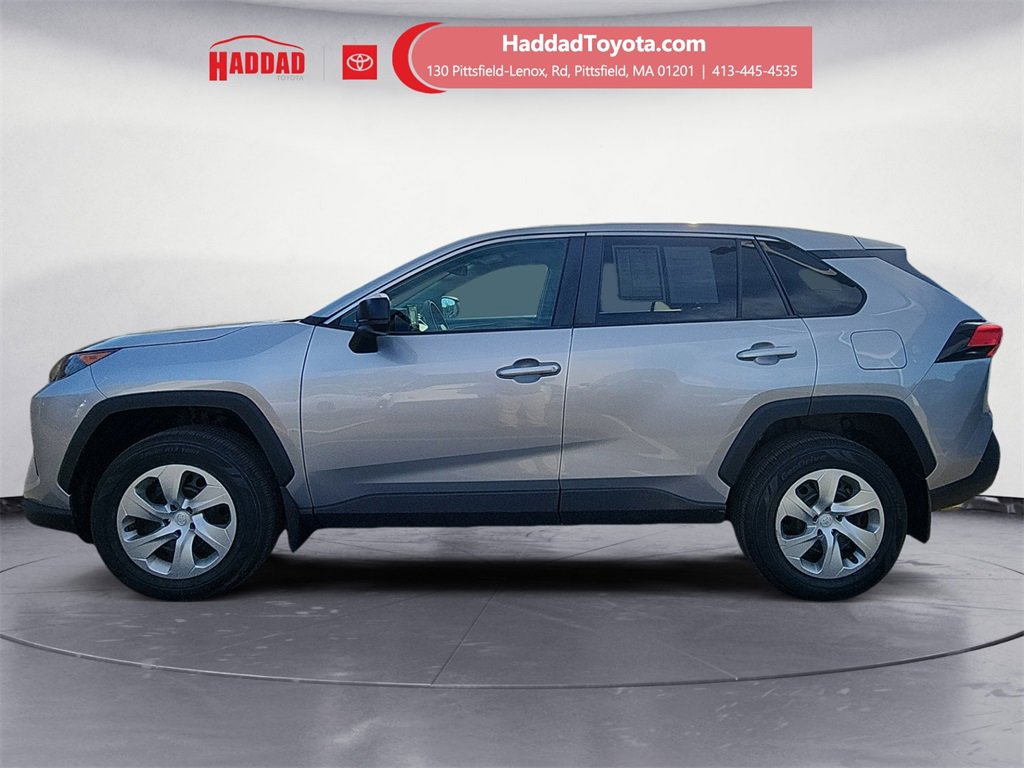 2022 Toyota RAV4 LE photo 2