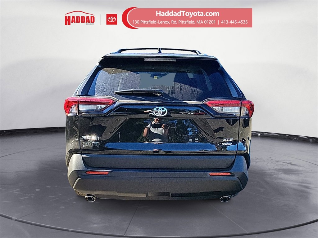 2025 Toyota RAV4 XLE photo 3