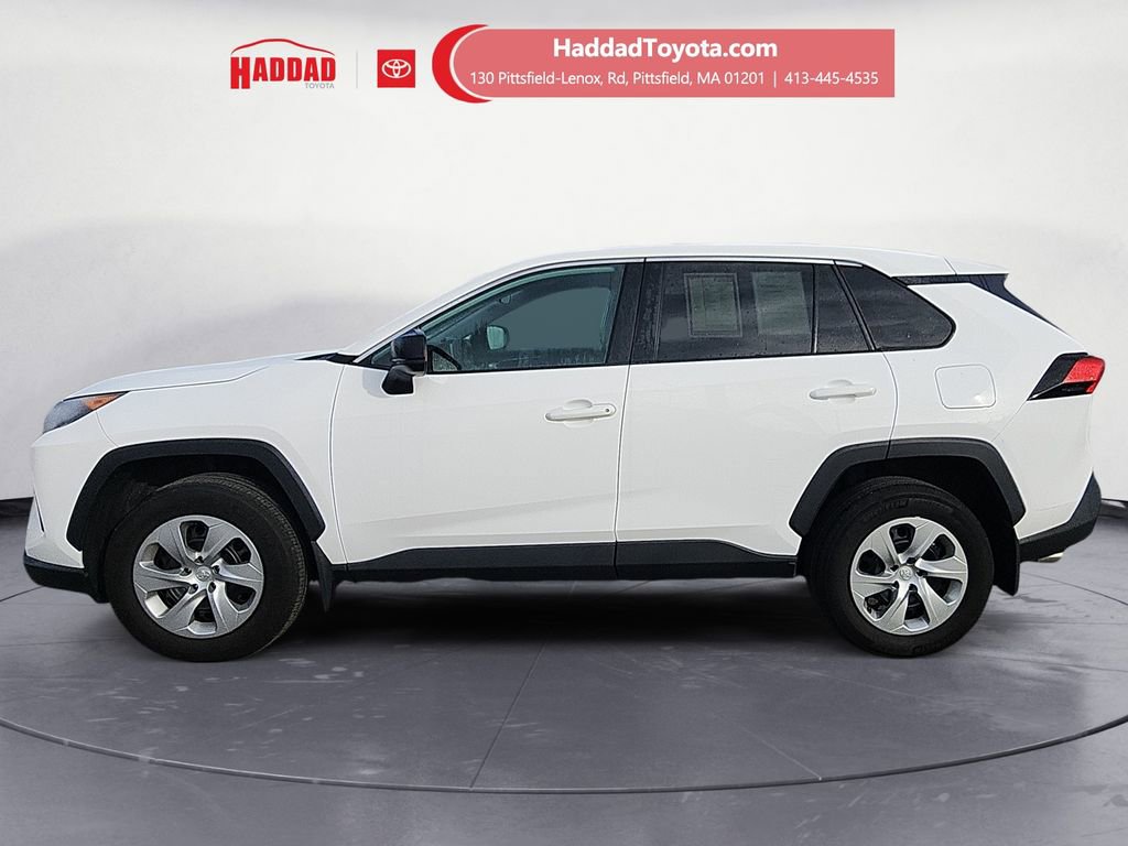 2022 Toyota RAV4 LE photo 2