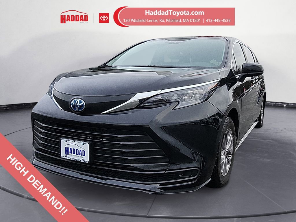 2025 Toyota Sienna LE's photo