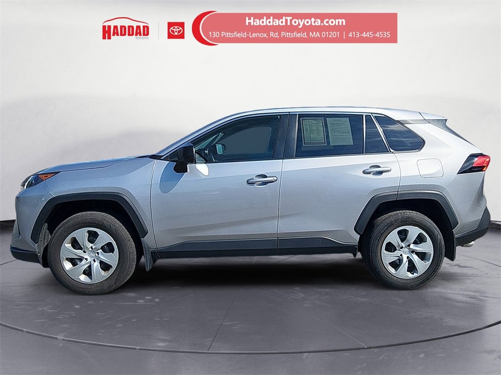 2022 Toyota RAV4 LE photo 2