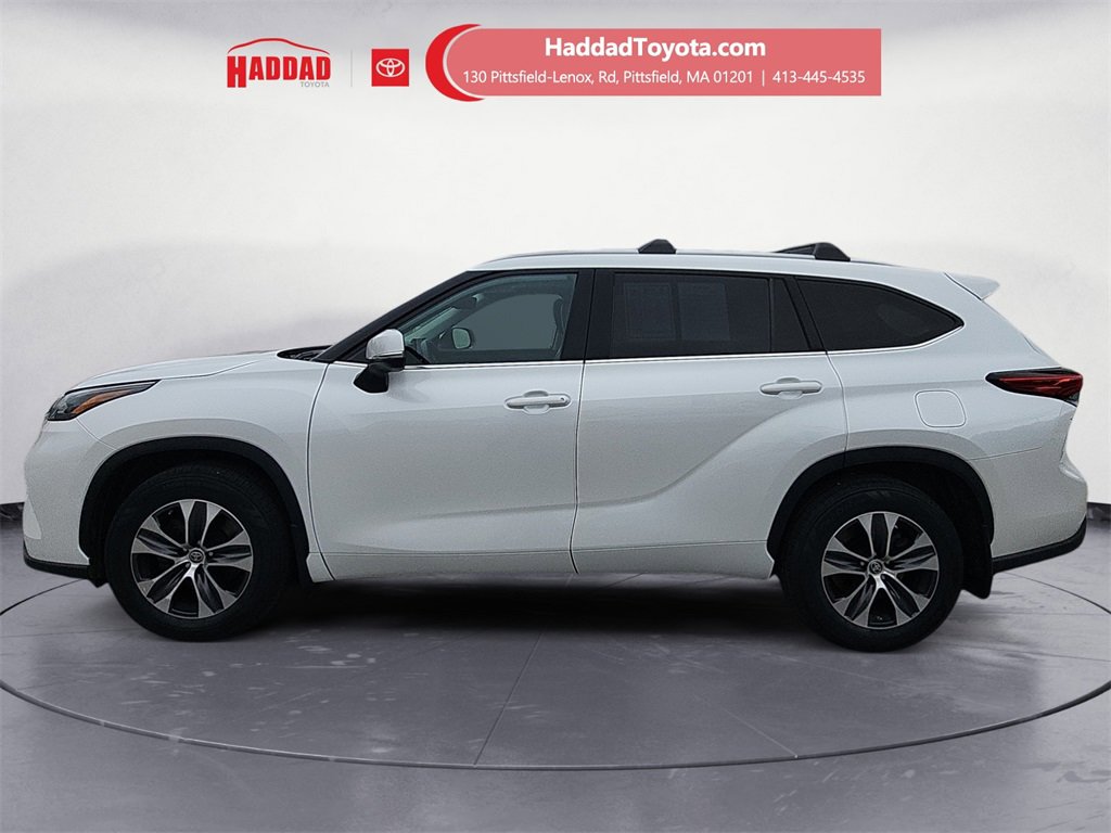 2022 Toyota Highlander XLE photo 2