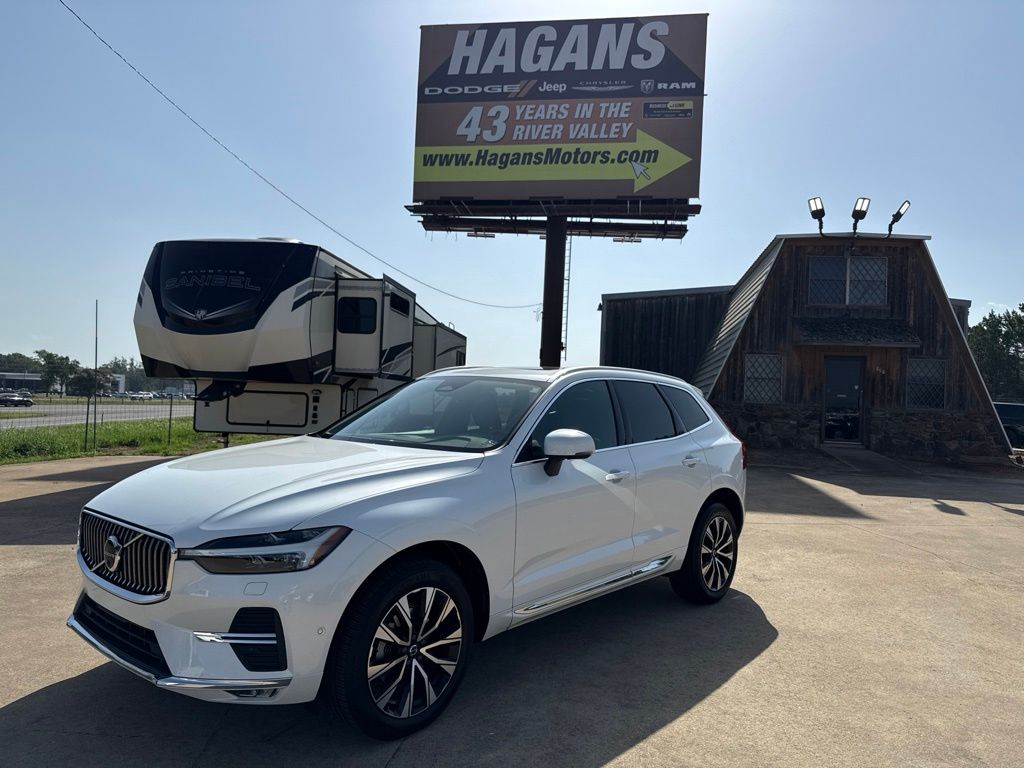 2023 Volvo XC60 B5 Plus Bright Theme FWD's photo