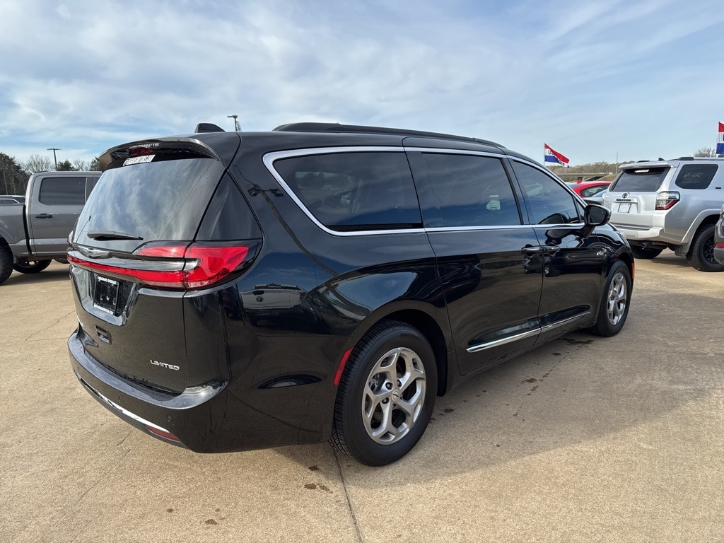Used 2023 Chrysler Pacifica Limited Minivan/Van