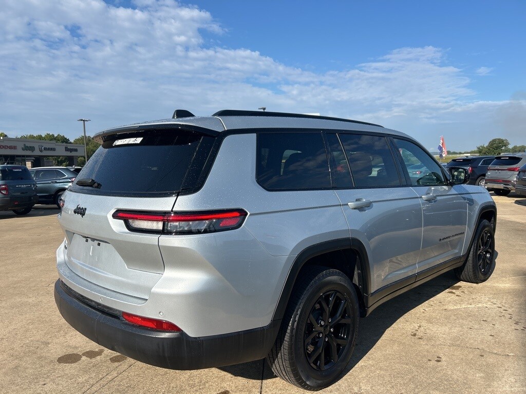 2024 Jeep Grand Cherokee Altitude photo 2
