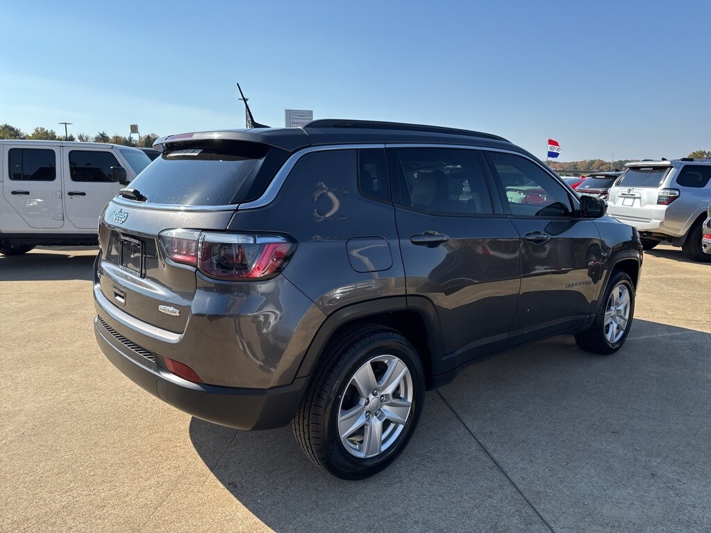 2022 Jeep Compass Latitude photo 3