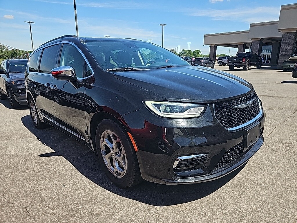 2023 Chrysler Pacifica Limited photo 3