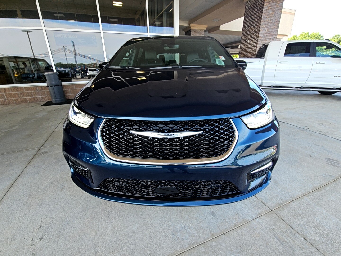 2025 Chrysler Pacifica photo 2
