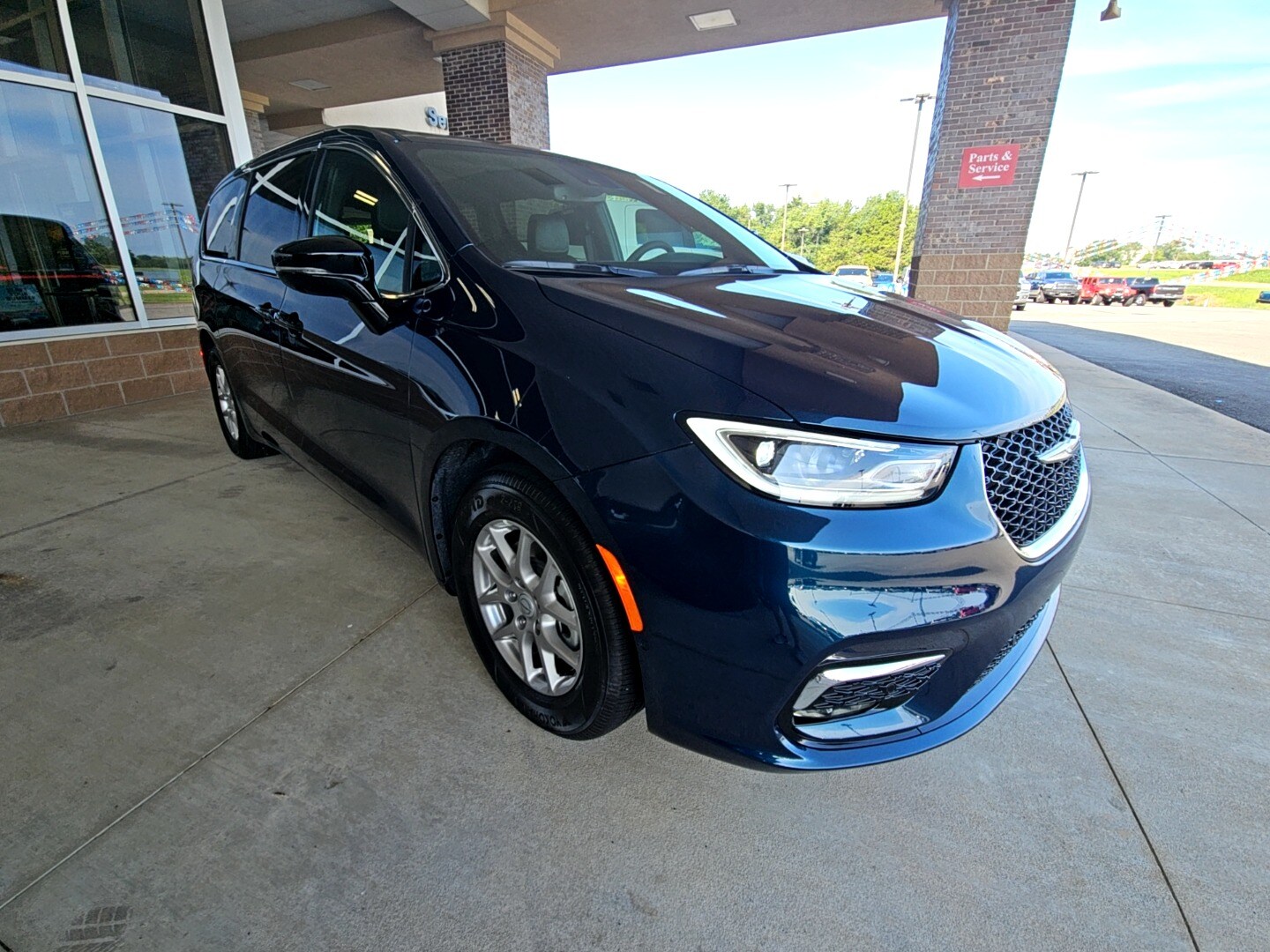 2025 Chrysler Pacifica photo 3