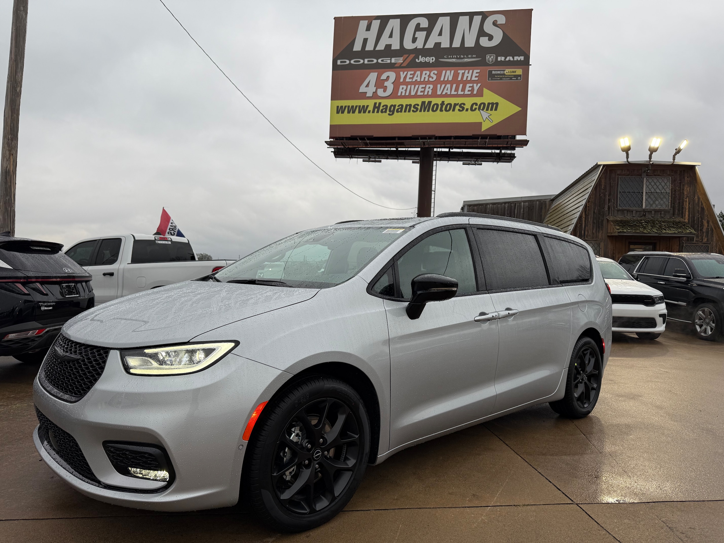 2026 Chrysler Pacifica Select's photo