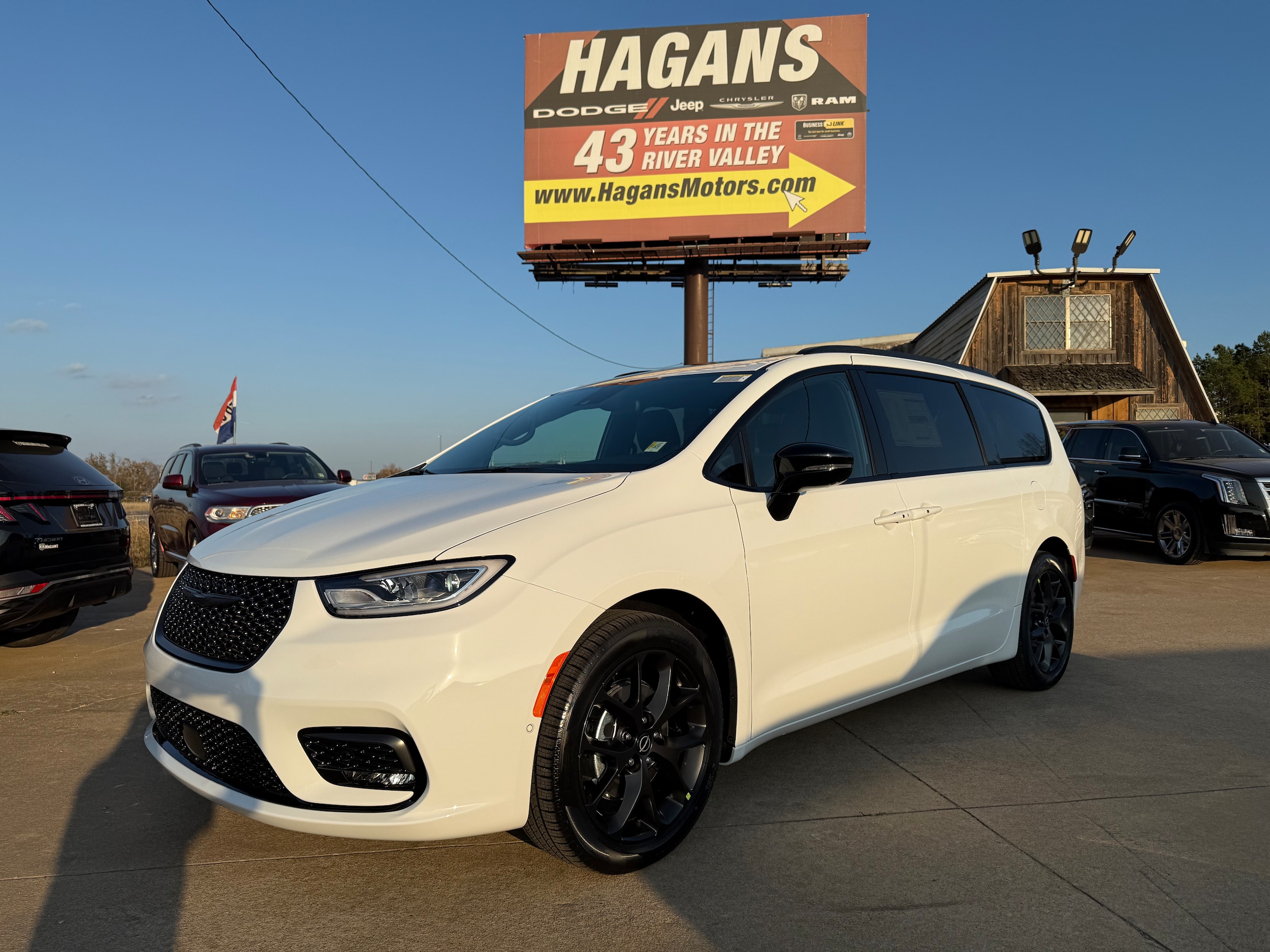 2026 Chrysler Pacifica Select's photo