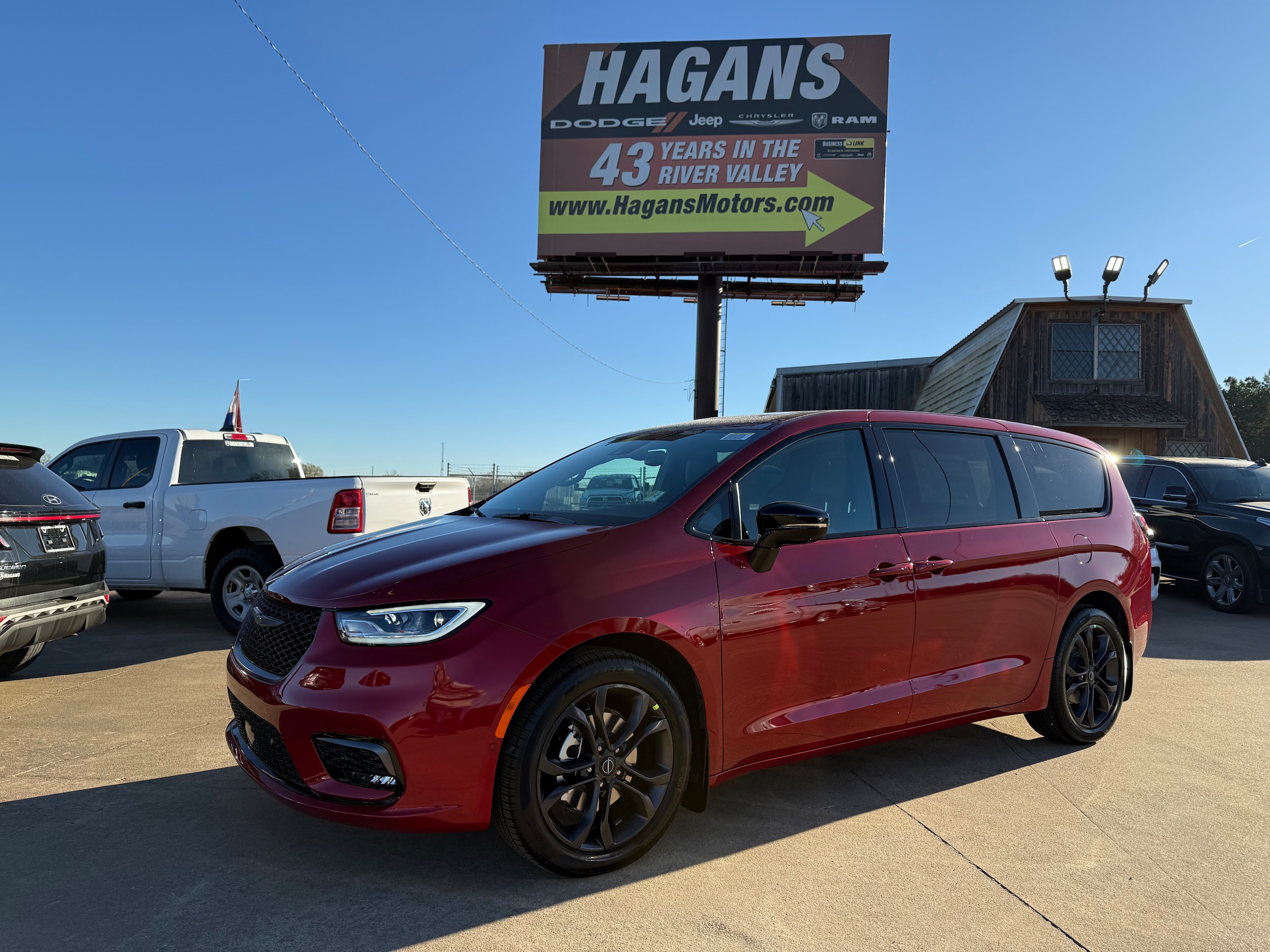 2026 Chrysler Pacifica Select's photo