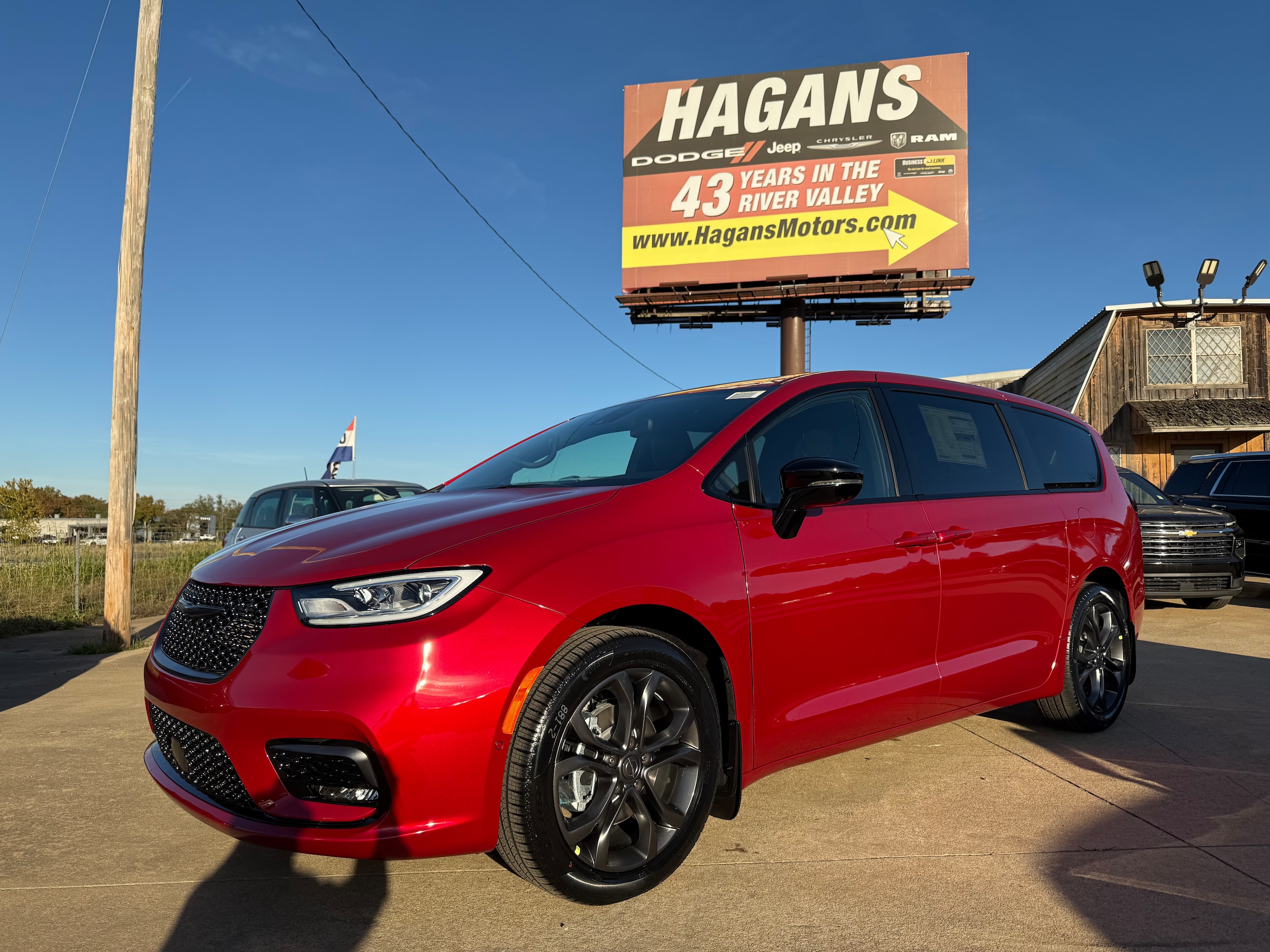 2026 Chrysler Pacifica Select's photo