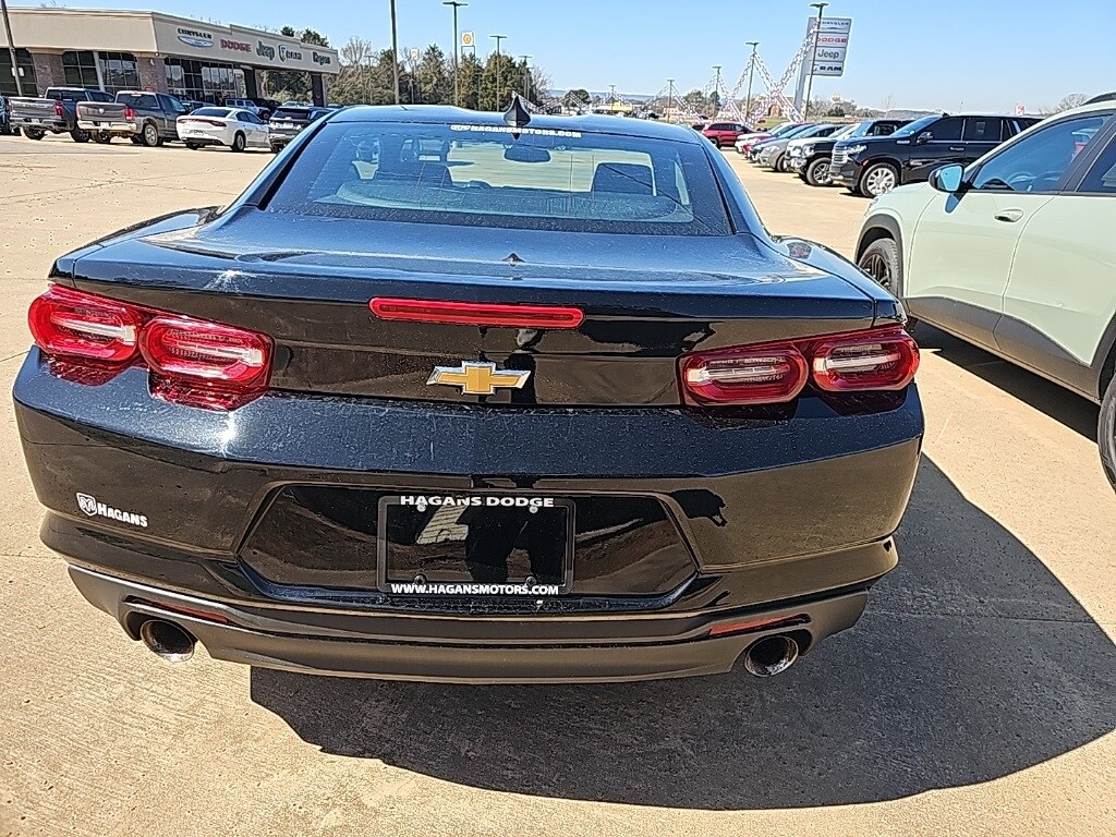 2023 Chevrolet Camaro 1LT photo 4