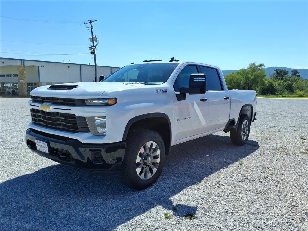 2025 Chevrolet Silverado 2500HD Custom photo 3