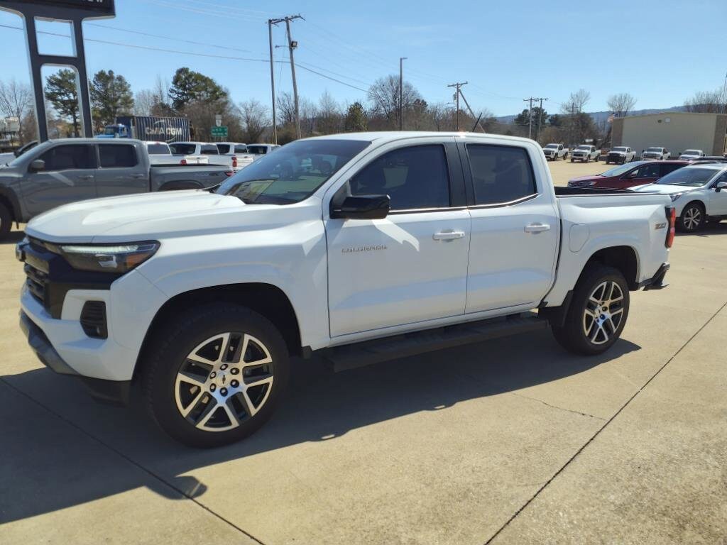 2023 Chevrolet Colorado Z71 photo 2