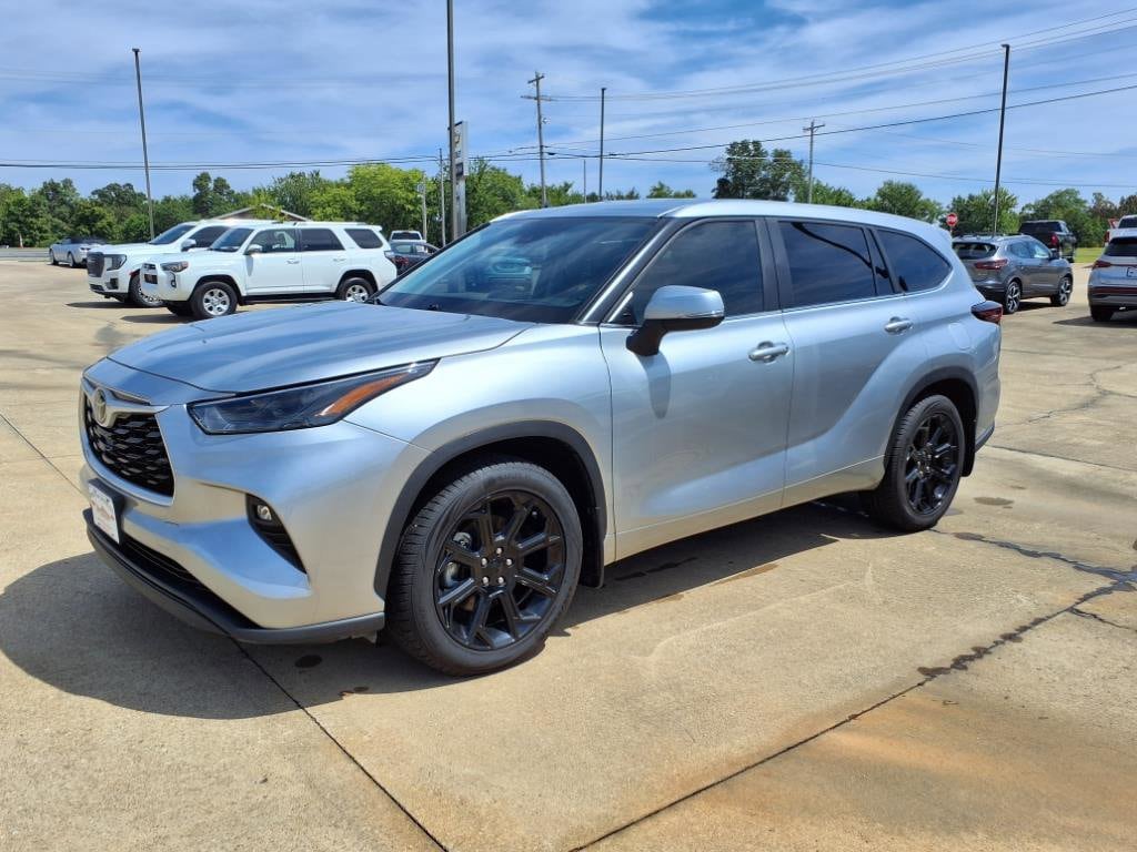 2024 Toyota Highlander LE photo 3