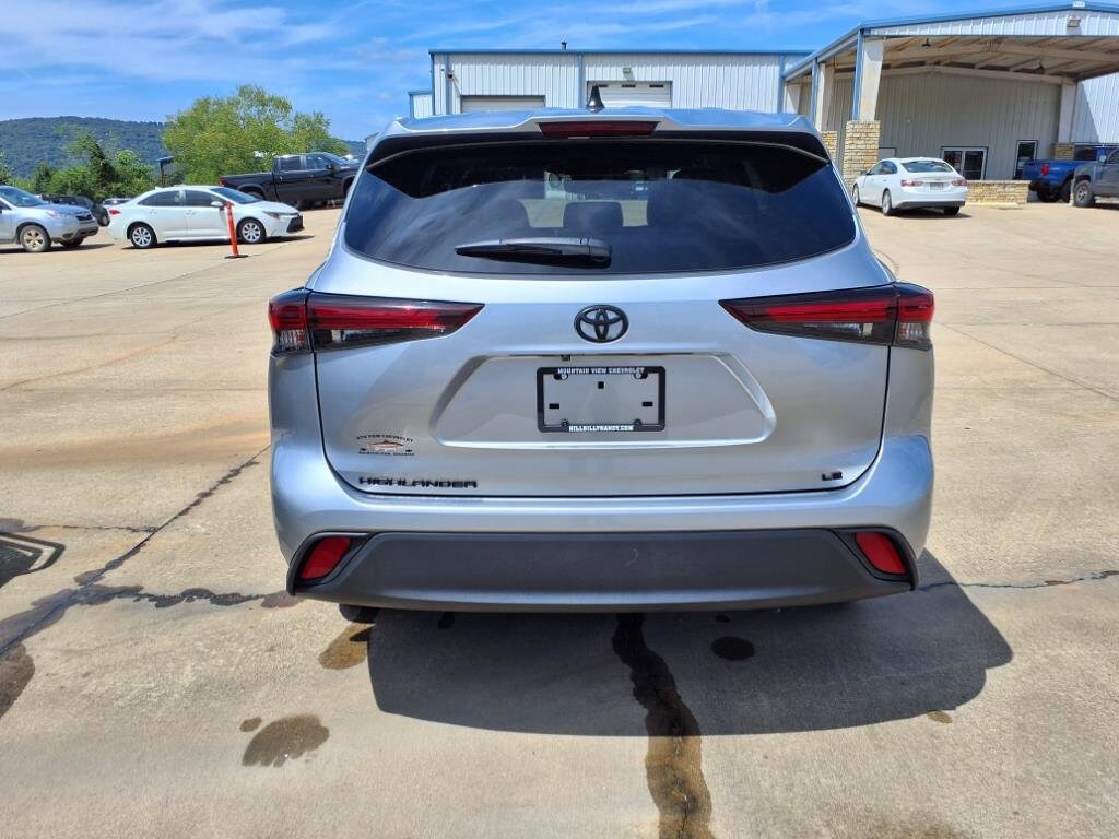 2024 Toyota Highlander LE photo 4