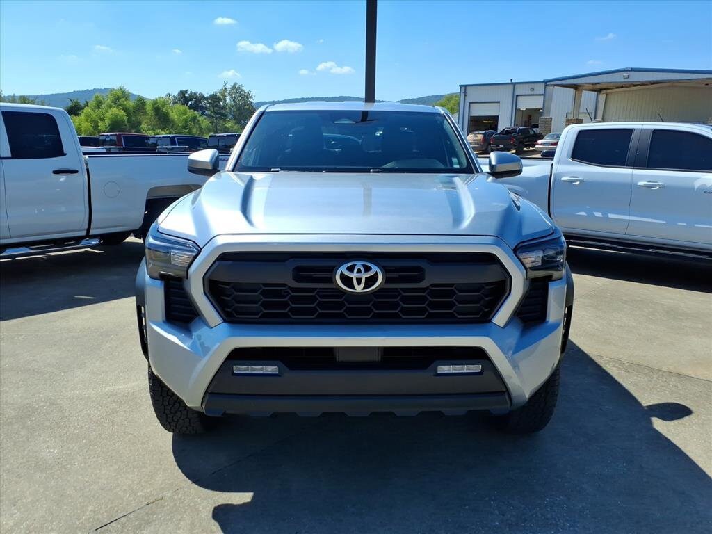 2024 Toyota Tacoma 4x4 TRD photo 2