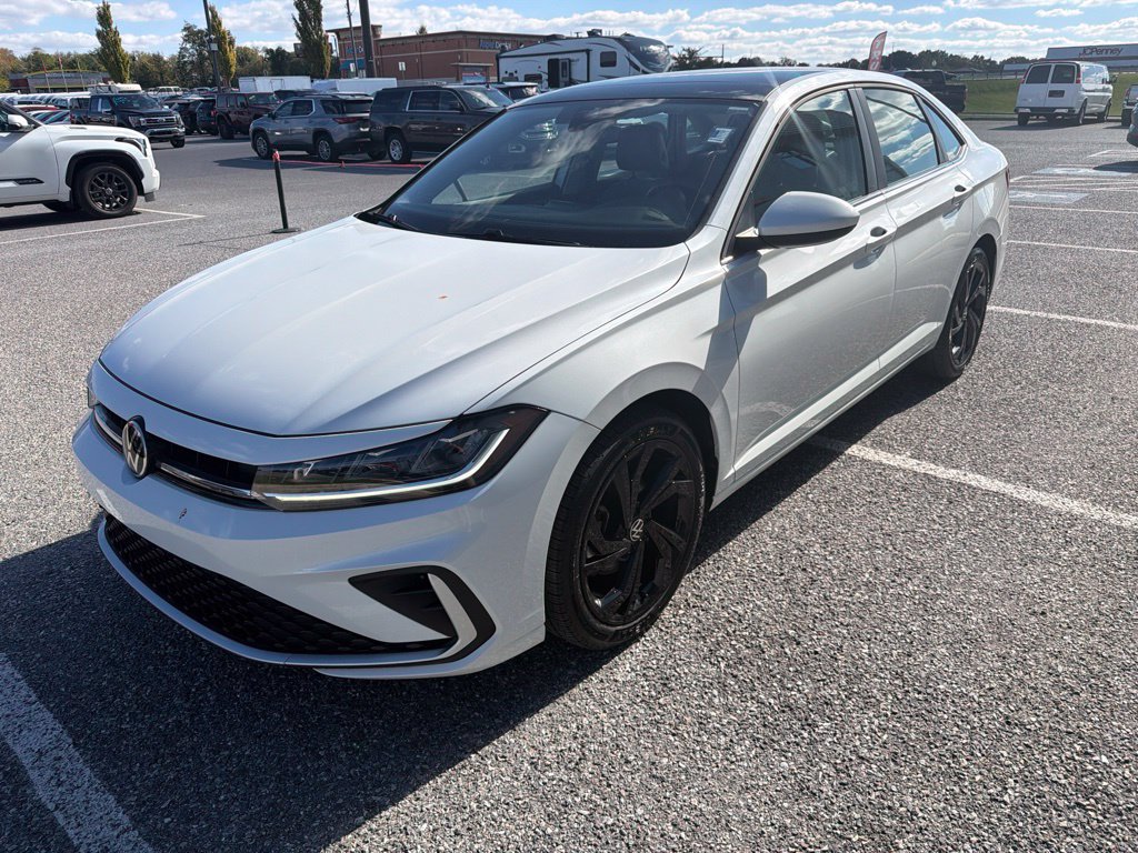 Certified 2025 Volkswagen Jetta 1.5T SE Sedan