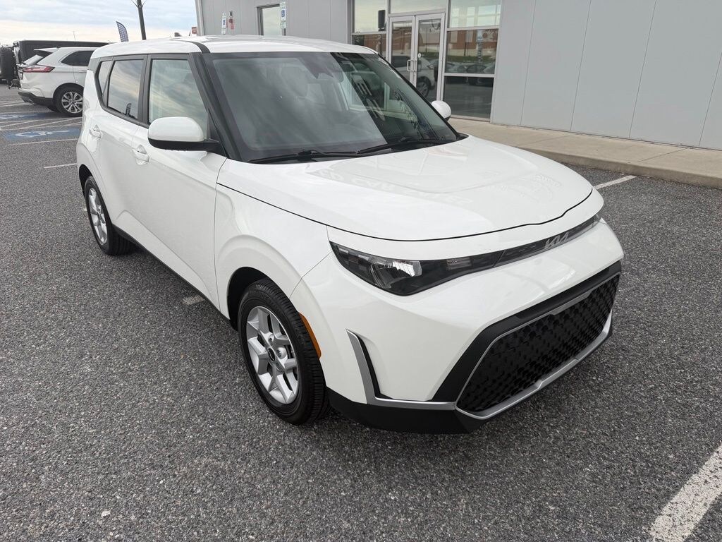 Used 2025 Kia Soul LX Hatchback