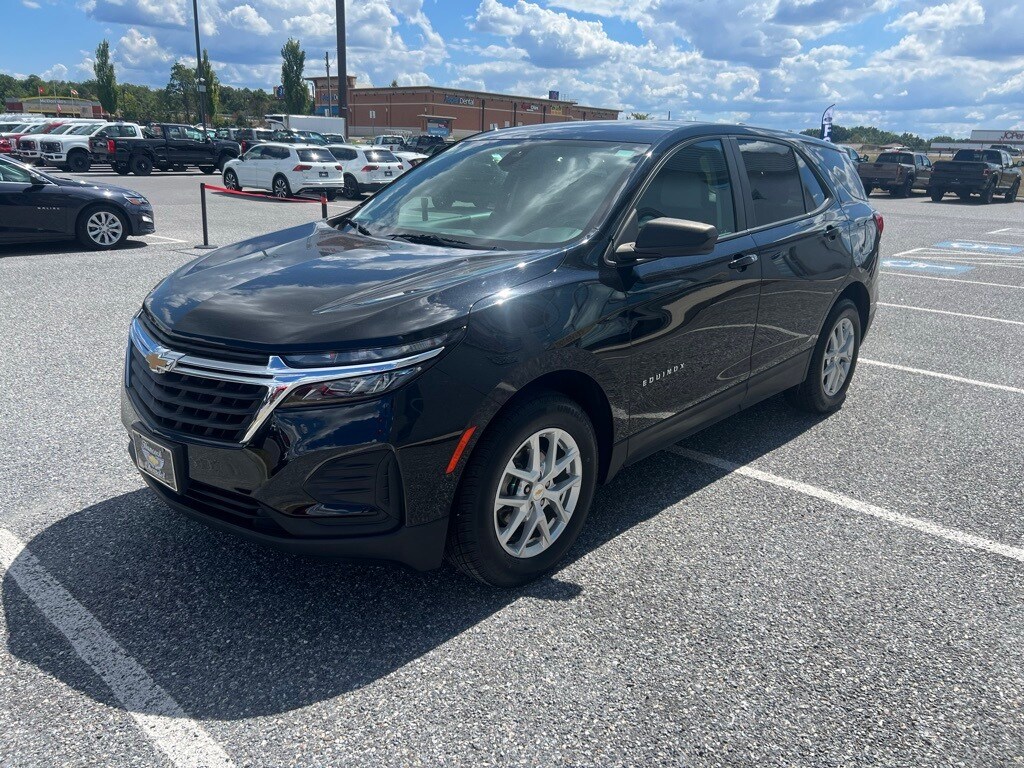 2022 Chevrolet Equinox LS photo 3
