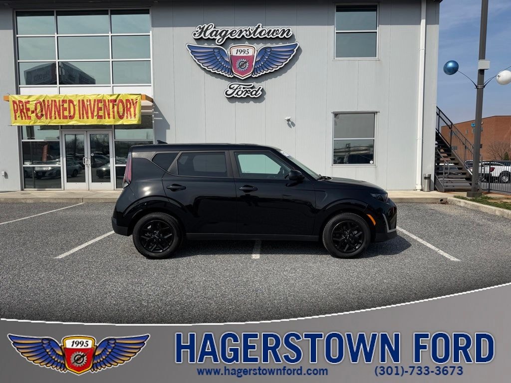 Used 2025 Kia Soul LX HATCHBACK