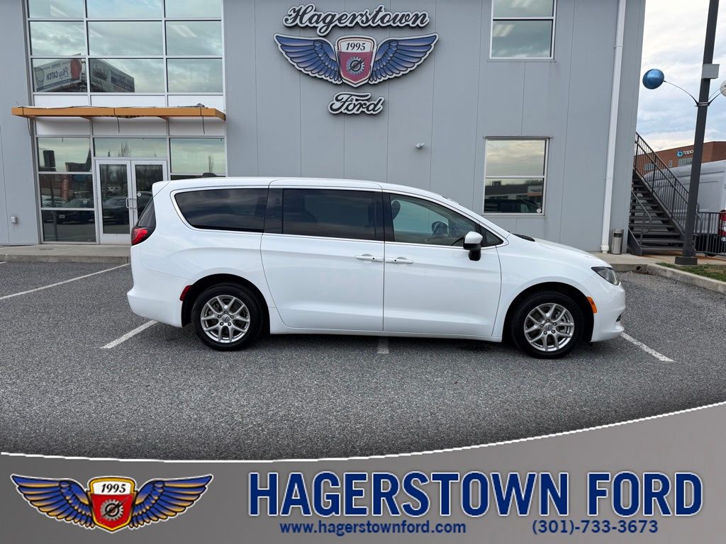 2023 Chrysler Voyager LX