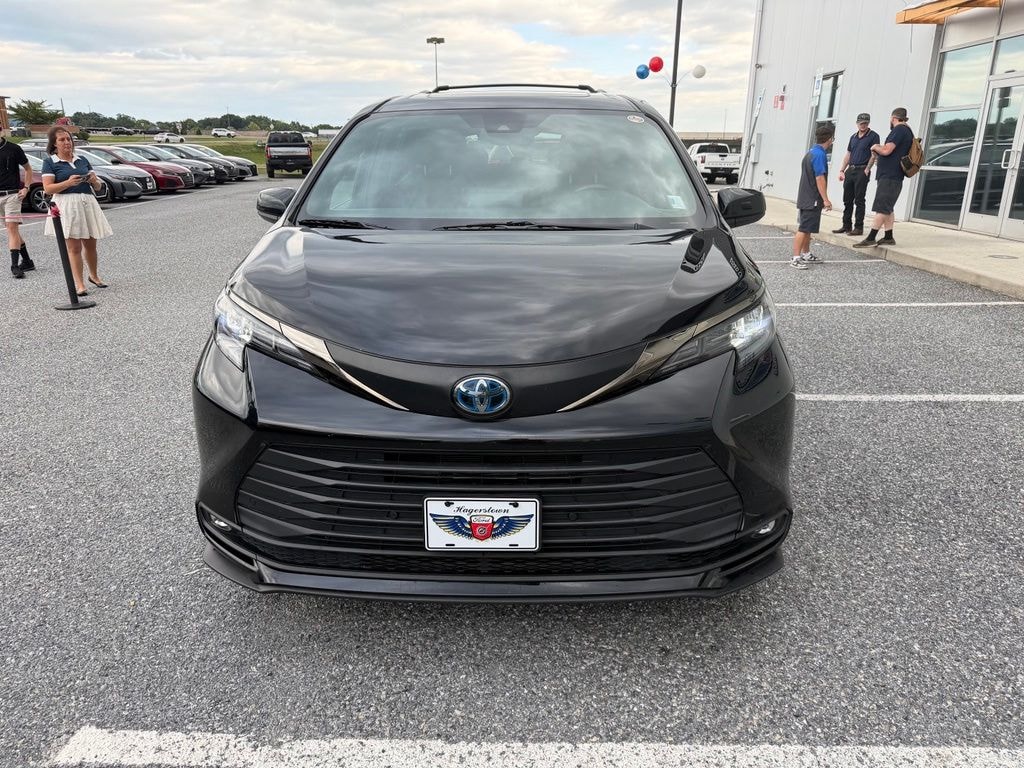 Used 2022 Toyota Sienna XLE Woodland Edition PASSENGER VAN